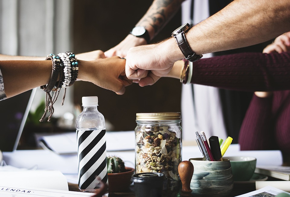 ¿CÓMO SE PUEDE INCENTIVAR A LOS COLABORADORES CON BASE EN OBJETIVOS?